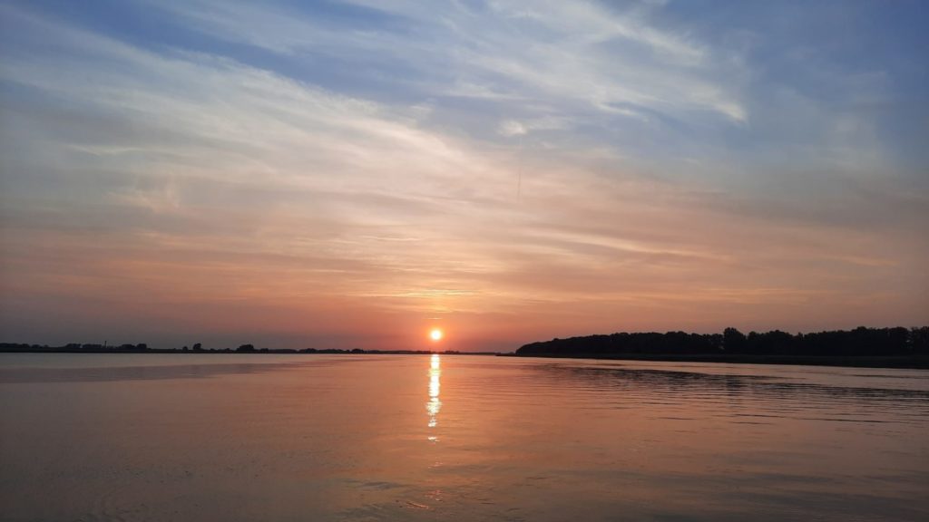Sonnunenuntergang hinter dem Schwarztonnensand